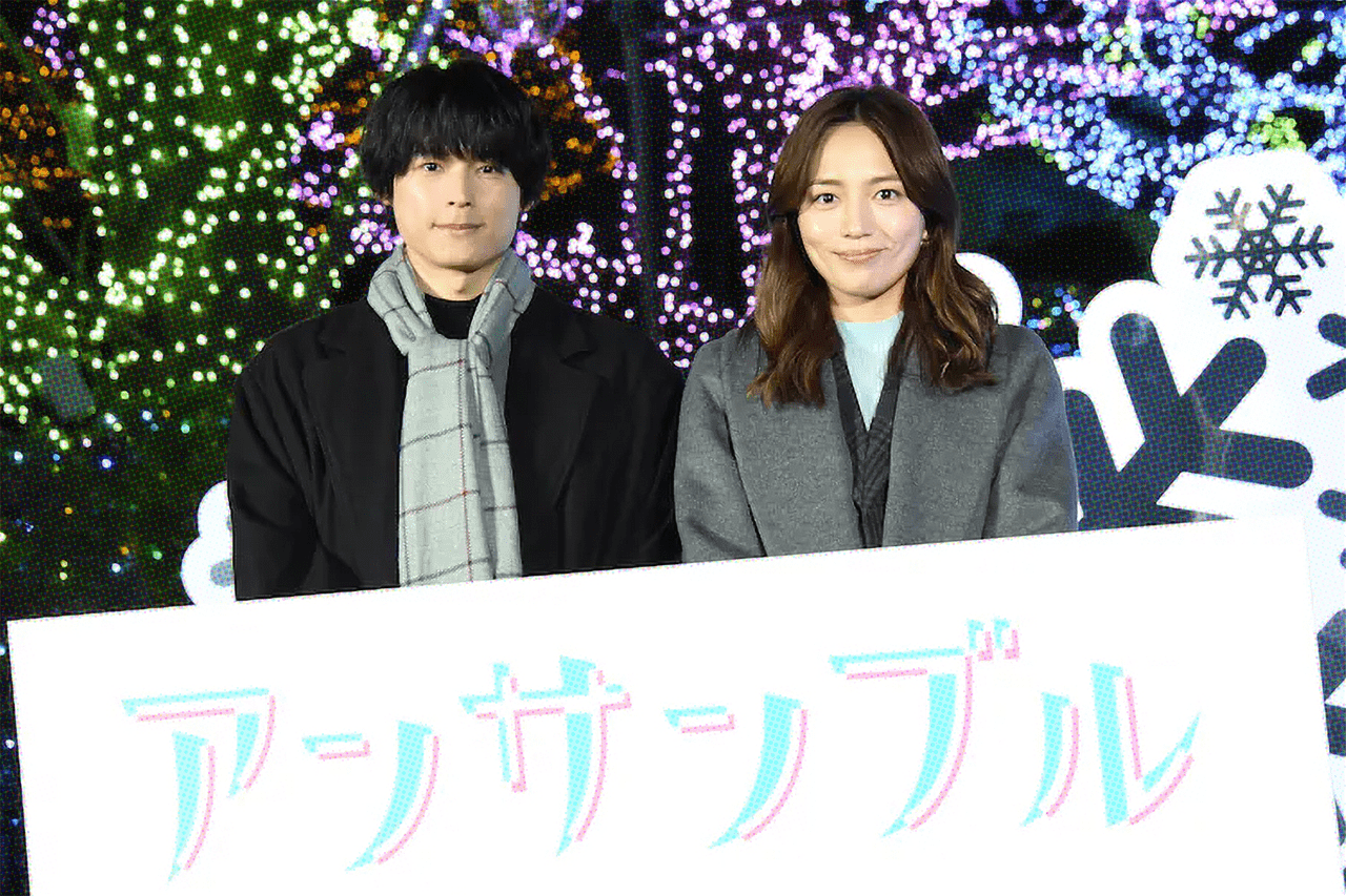 川口春奈と松村北斗、ドラマ「アンサンブル」制作発表会で和やかなムード － 「クリスマスを感じられる幸福感」