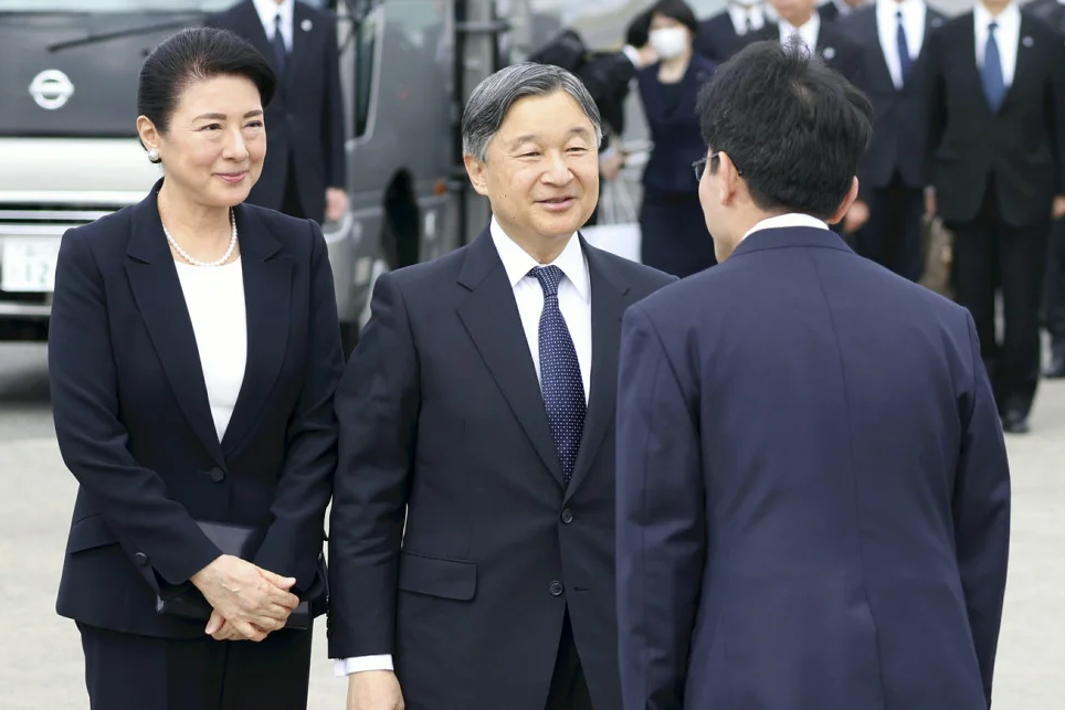 天皇皇后両陛下、戦後80年で硫黄島訪問　戦没者を慰霊