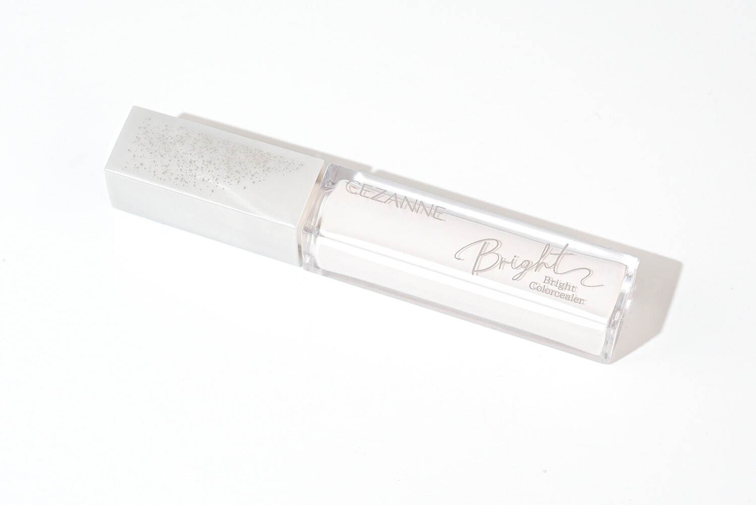 プチプラなのに本格派！セザンヌの美容液コンシーラー