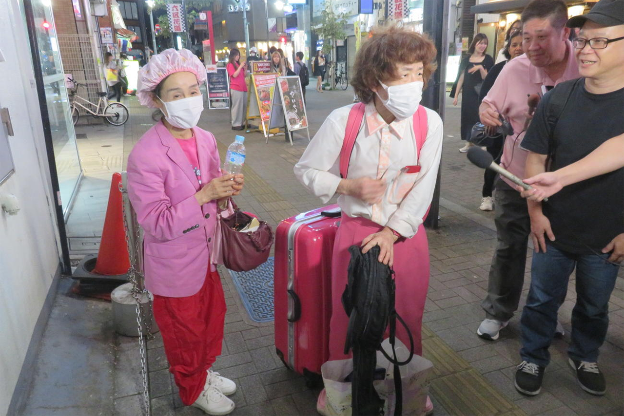 林家ペー「唯一残っている衣装。ちょっと焦げてますが」と自虐漫談炸裂、一門の絆とギター無事の奇跡を語る